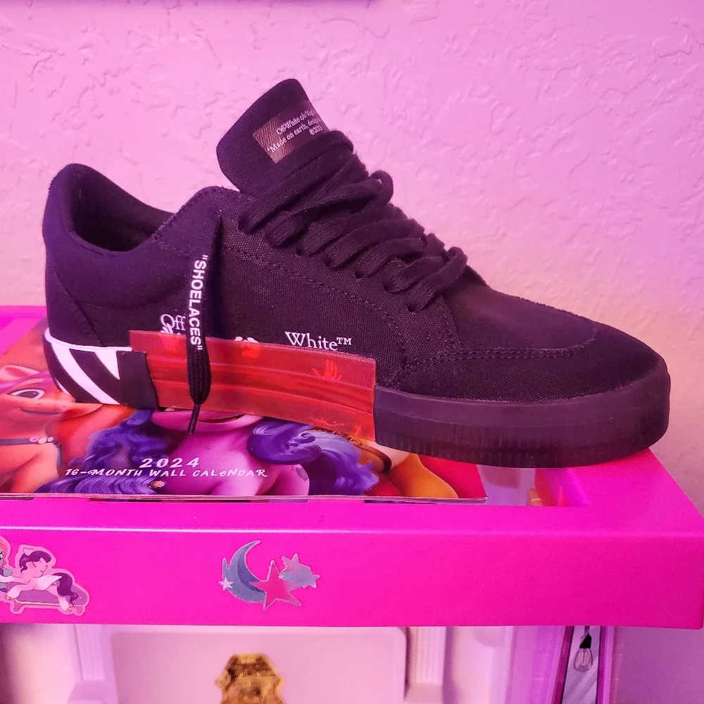 OFF WHITE LOW TOP Black in color Mens Size 12 - Picture 3 of 5